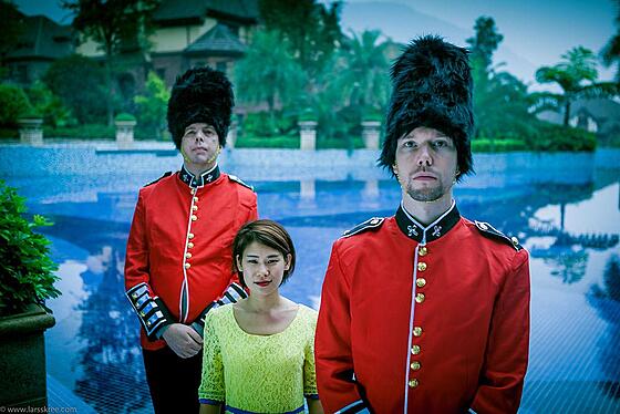 layout image (to proper size of the container)