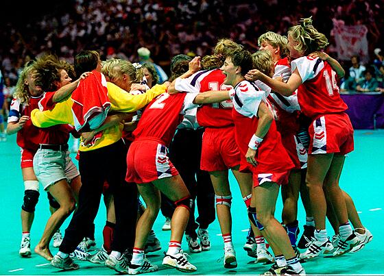 layout image (to proper size of the container)