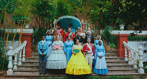 layout image (to proper size of the container)