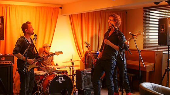 layout image (to proper size of the container)