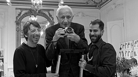 layout image (to proper size of the container)