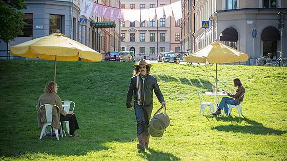 layout image (to proper size of the container)