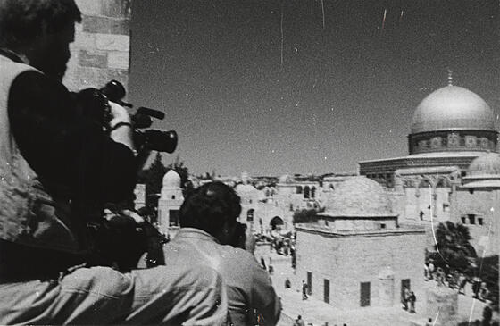 layout image (to proper size of the container)