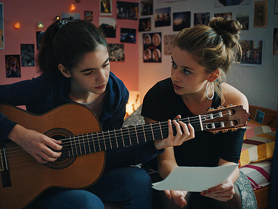 layout image (to proper size of the container)