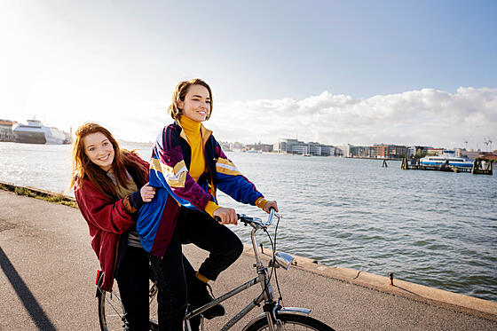 layout image (to proper size of the container)