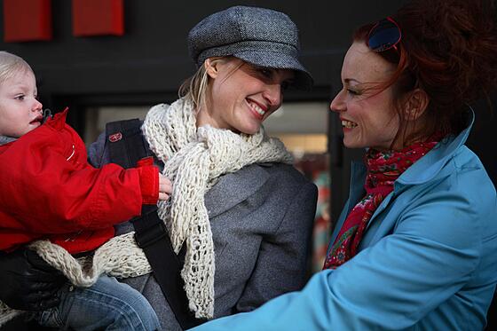 layout image (to proper size of the container)