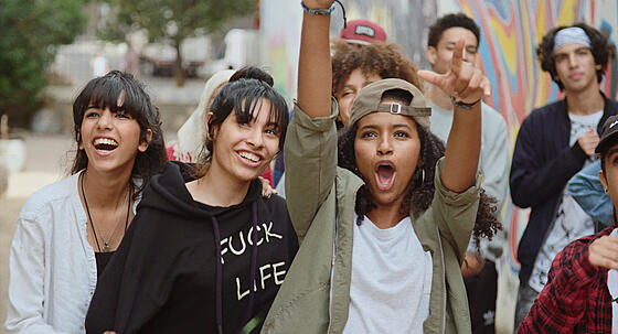 layout image (to proper size of the container)