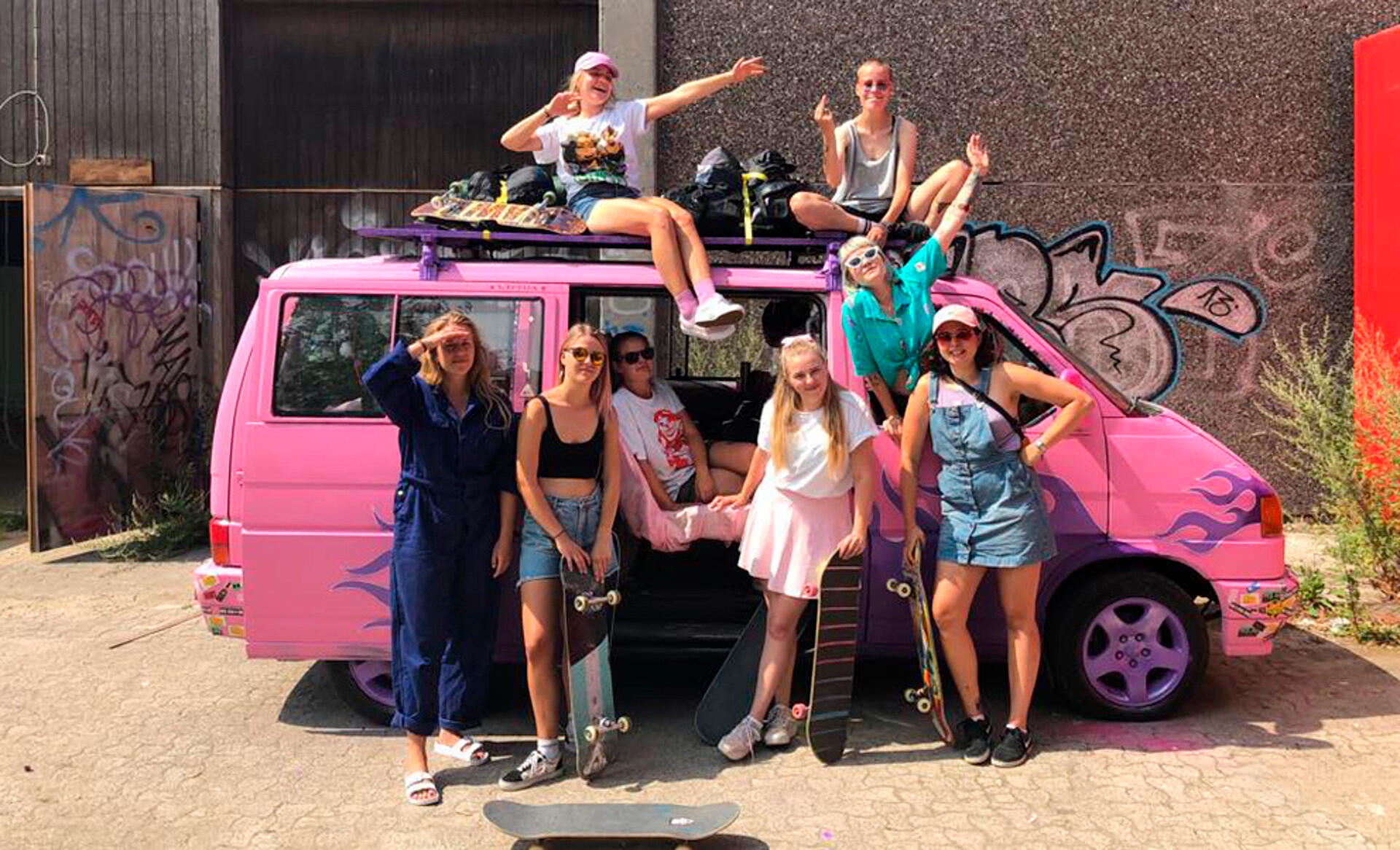 Skaterpigerne - Don't Give a Fox 1:4