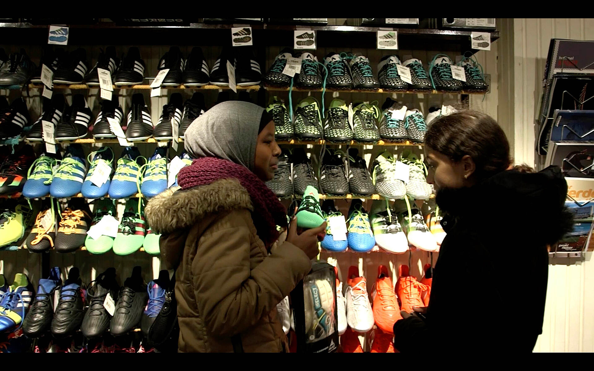 Girls United, afsnit 2 - Rahma shopper nyt udstyr