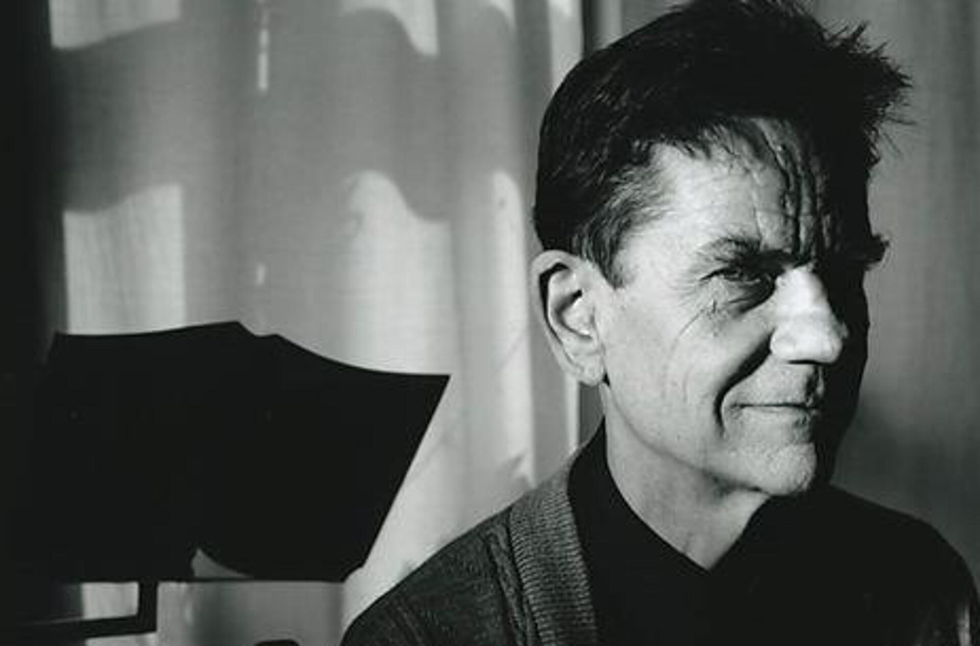 At gå op ad væggen