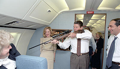 Shadow world : bag om den internationale våbenhandel