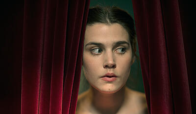 Kvinder i for store herreskjorter