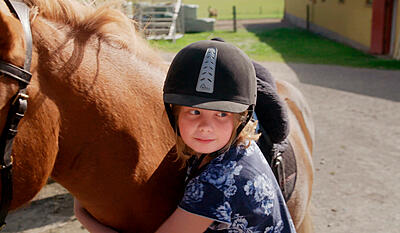 Vores børnehjem - Lærke og Sarah skal ride - 4:9