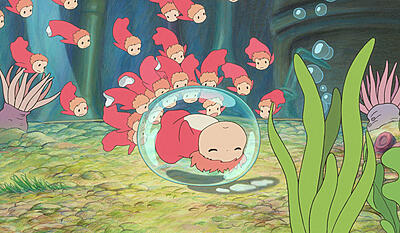 Ponyo på klippen ved havet