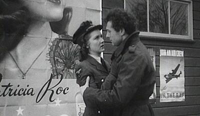 Støt står den danske Sømand