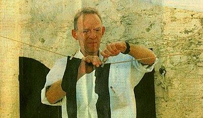 Mellem bjergene og havet - et portræt af digteren Henrik Nordbrandt