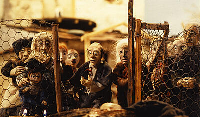 En meget gammel herre med kæmpestore vinger