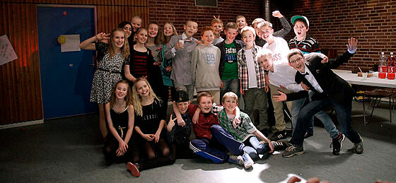 layout image (to proper size of the container)