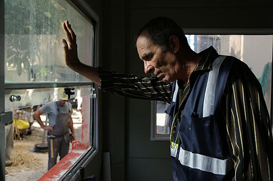 layout image (to proper size of the container)