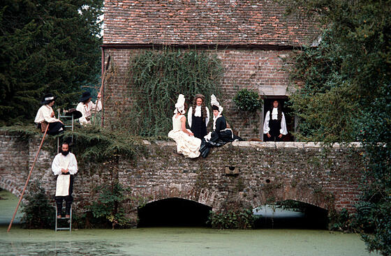 layout image (to proper size of the container)