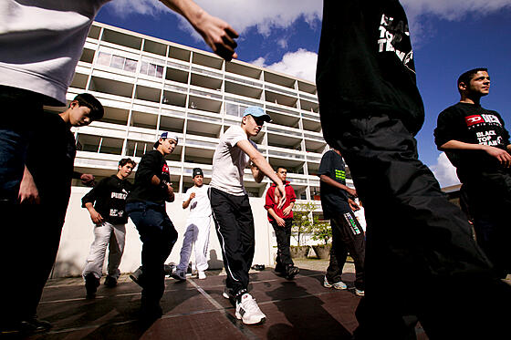 layout image (to proper size of the container)