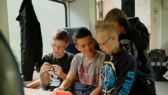 layout image (to proper size of the container)