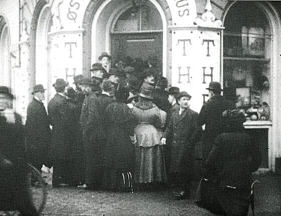 layout image (to proper size of the container)