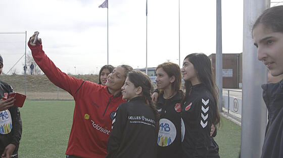 layout image (to proper size of the container)