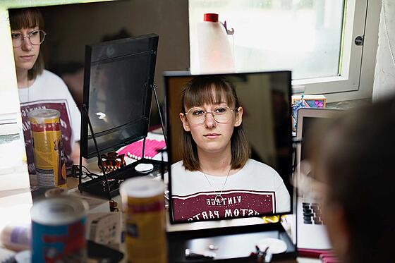 layout image (to proper size of the container)