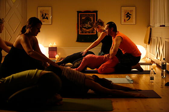 layout image (to proper size of the container)