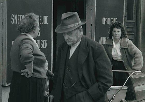 layout image (to proper size of the container)