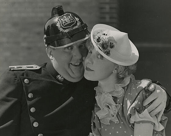 layout image (to proper size of the container)