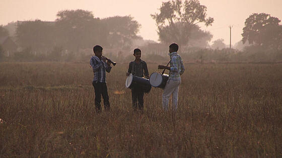 layout image (to proper size of the container)