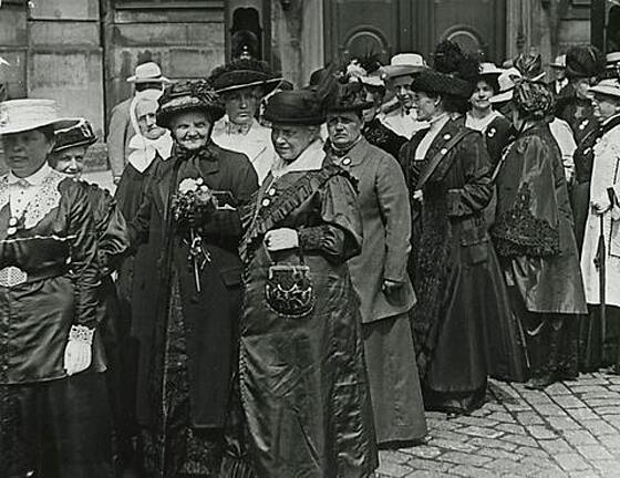 layout image (to proper size of the container)