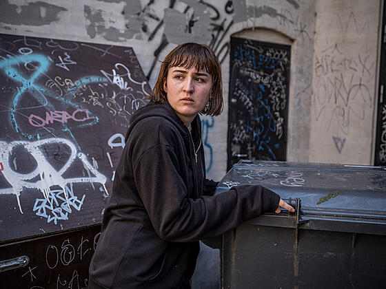 layout image (to proper size of the container)