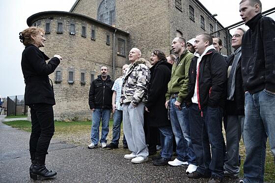 layout image (to proper size of the container)