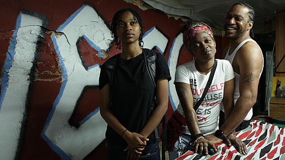 layout image (to proper size of the container)