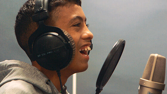 layout image (to proper size of the container)