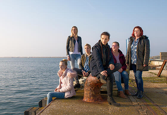 layout image (to proper size of the container)