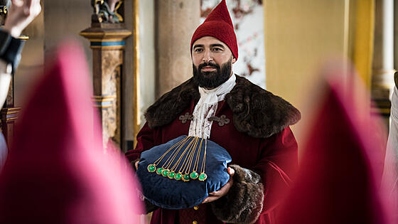 layout image (to proper size of the container)