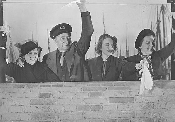 layout image (to proper size of the container)