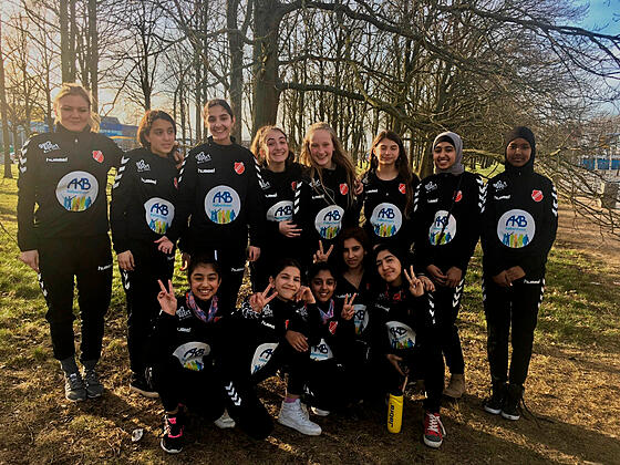 layout image (to proper size of the container)