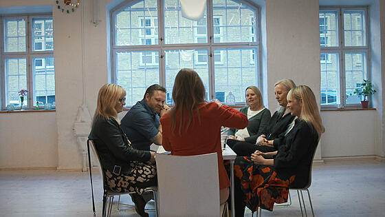 layout image (to proper size of the container)