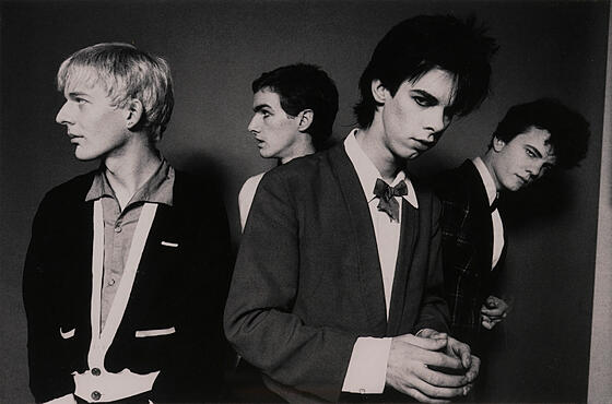 layout image (to proper size of the container)