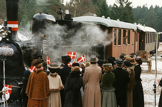 layout image (to proper size of the container)