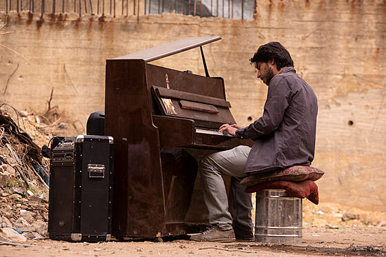 layout image (to proper size of the container)