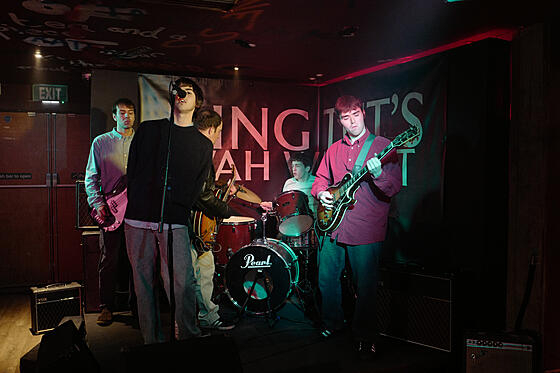 layout image (to proper size of the container)