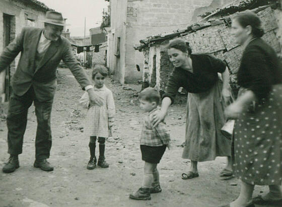 layout image (to proper size of the container)