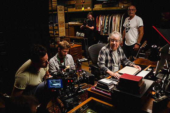 layout image (to proper size of the container)