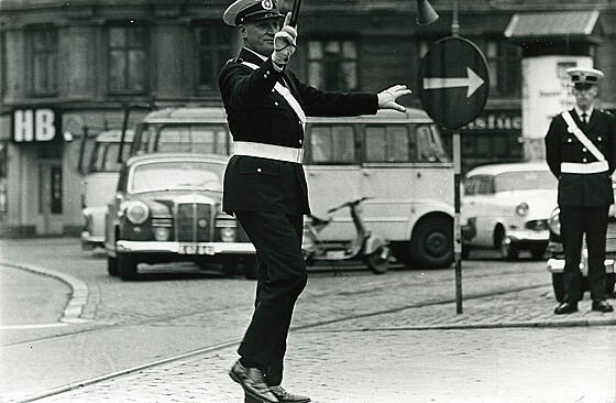 layout image (to proper size of the container)